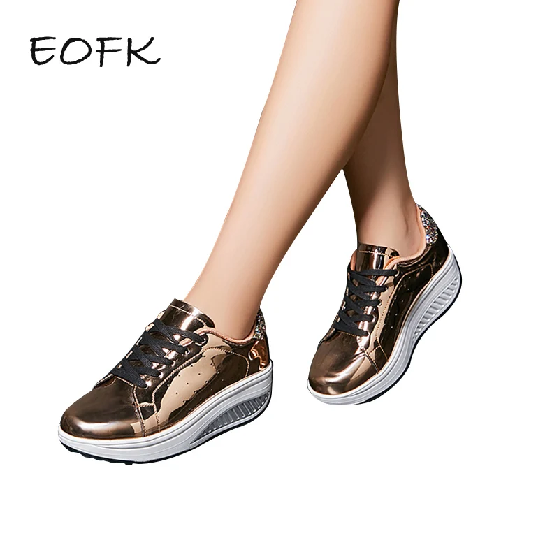 EOFK/Женская обувь; обувь на плоской платформе; женские повседневные кроссовки; модная обувь на толстой подошве с золотыми украшениями; кроссовки из мягкой искусственной кожи на плоской подошве; повседневная обувь