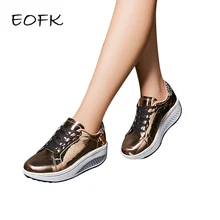 EOFK/Женская обувь; обувь на плоской платформе; женские повседневные кроссовки; модная обувь на толстой подошве с золотыми украшениями; кроссовки из мягкой искусственной кожи на плоской подошве; повседневная обувь