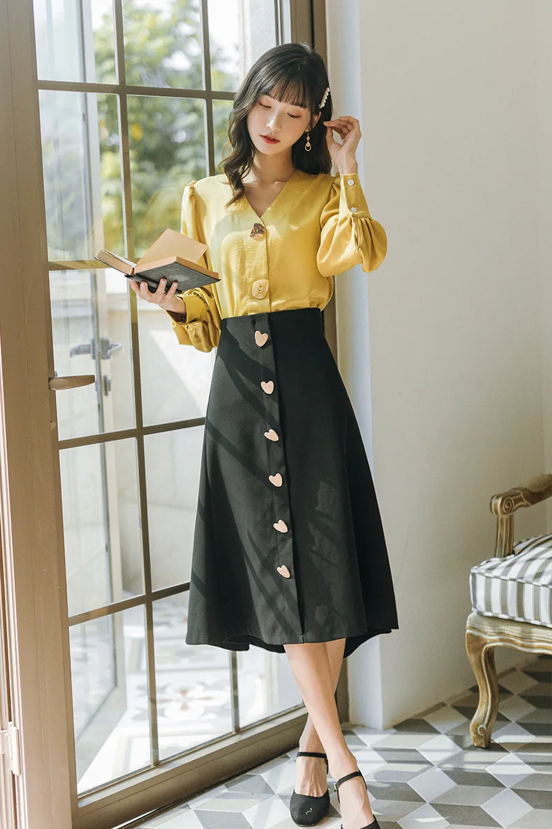 

Photo Shoot 2020 Spring New Style Shirt Women's Sense of Design Small zhong fu Ancient Port Kong-Style V-neck Shirt Young Lanter