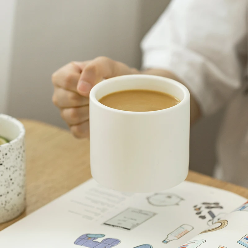 كوب من السيراميك بتصميم غريب ومميز