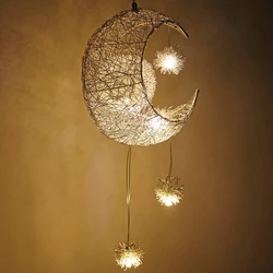Plafonnier LED suspendu composé d'étoiles et de lune, design moderne, luminaire décoratif d'intérieur, idéal pour un salon ou une chambre à coucher 