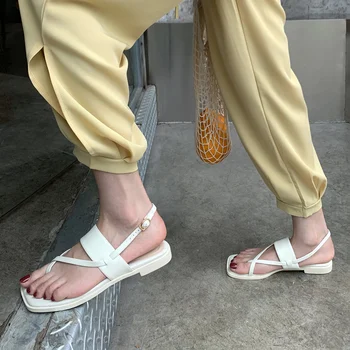 

2020 summer new fashion wild low-heel word buckle thin belt square head clip toe sandals retro style Roman sandals tide Z913