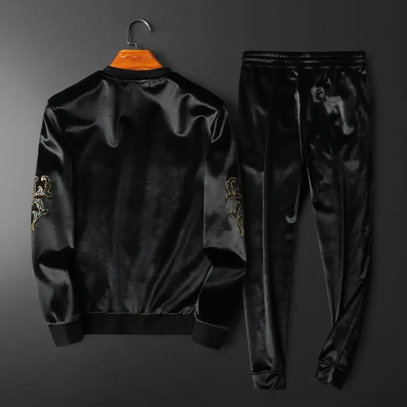 Рисунок 6 - Зимний мужской бархатный костюм с круглым вырезом