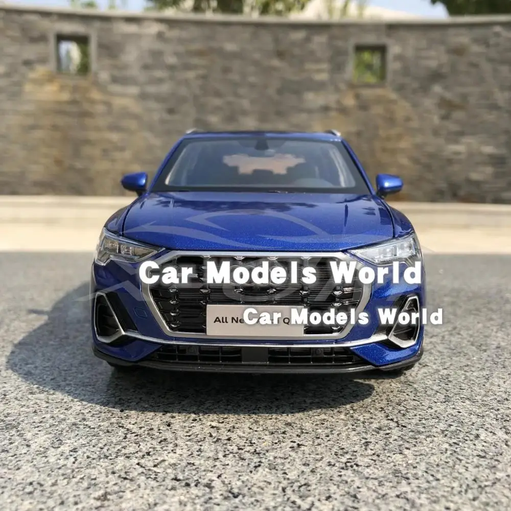 Литая под давлением модель автомобиля для всех новых Q3 2019 1:18 (синий) + маленький