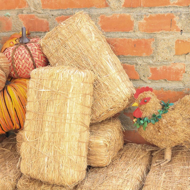 Decorative Straw Bales: 8 Hay Bale Decorating Ideas