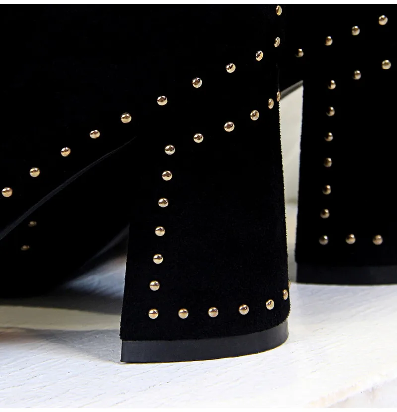 Женские байкерские ботинки из замши с заклепками в винтажном стиле; Модные ботильоны с металлическим квадратным носком; теплые ботинки на высоком каблуке; сезон осень-зима