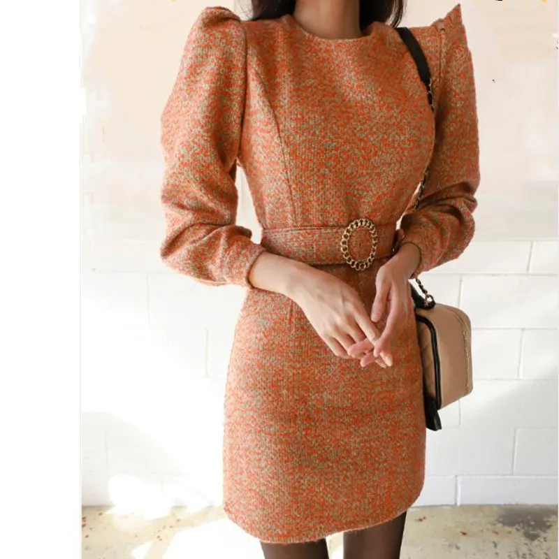 Женское платье с поясом элегантное приталенное до колен и длинными рукавами в