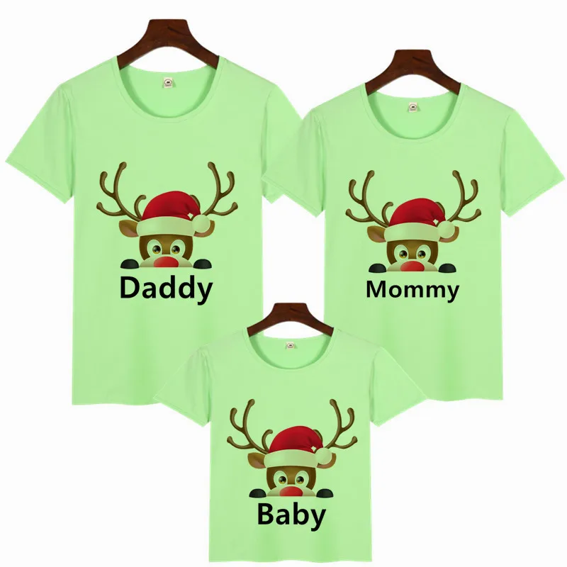 thumbnail image 1 of Camiseta con estampado de ciervo de la suerte para Navidad, ropa familiar, camiseta para mamá, papá y yo, camiseta navideña para dar toques, ropa de fiesta a juego, 1 of 5