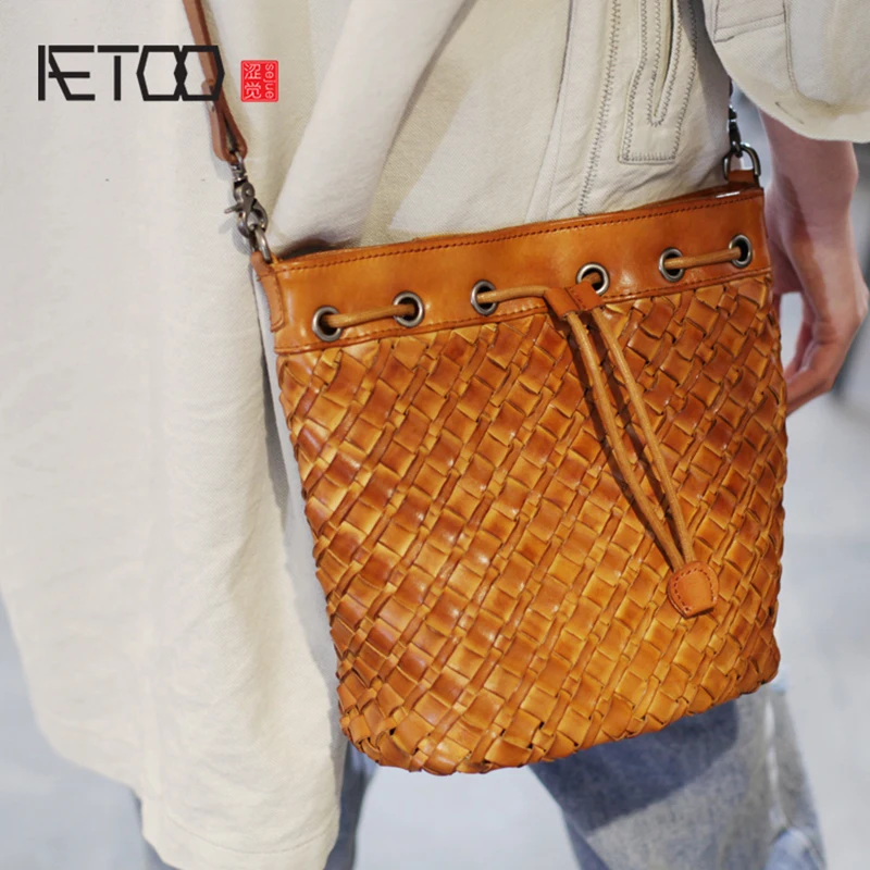 

AETOO Retro leather shoulder bag, hand-woven cowhide bag, literary woman crossbody bag, casual bucket bag