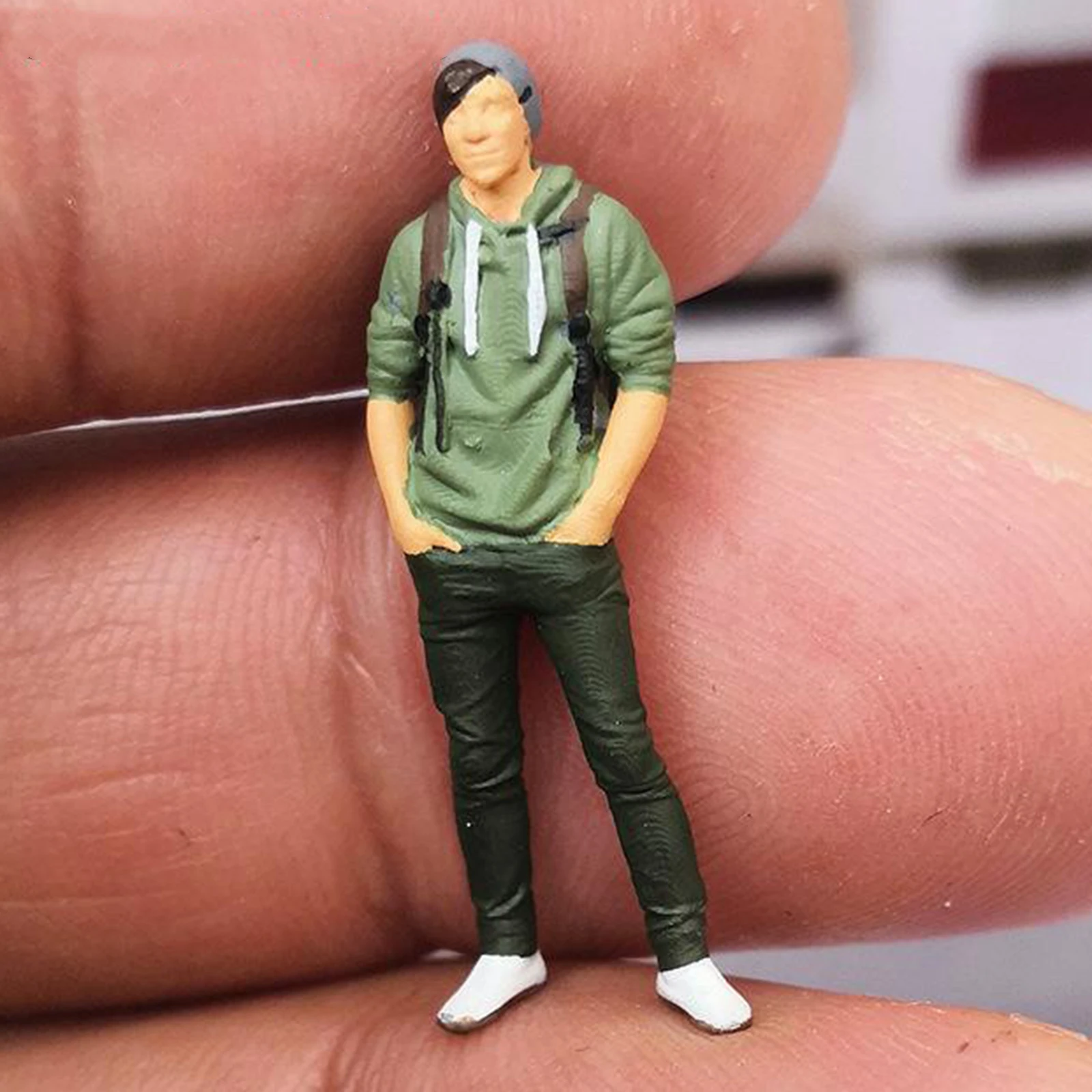 1:64 Scale Model Mini Figure Tourist Backpack Doll Miniature Street Scene Train Layout Collectibles Resin Realistic Painted Doll