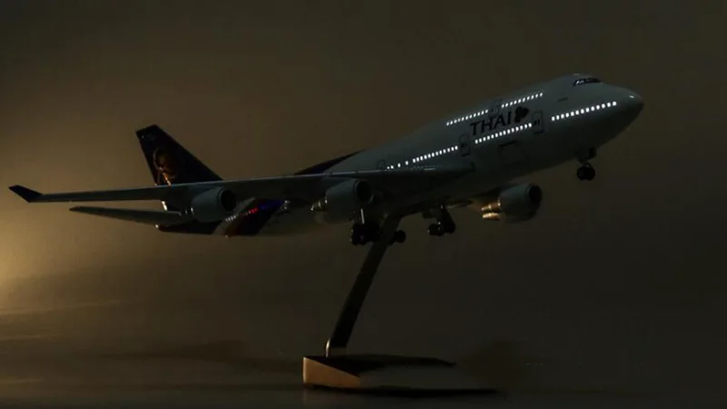 47 см 1/150 масштаб самолет Boeing B747 самолет Таиланд Тайская авиакомпания Модель W светильник и колесо литье под давлением пластиковая Смола самолет подарки