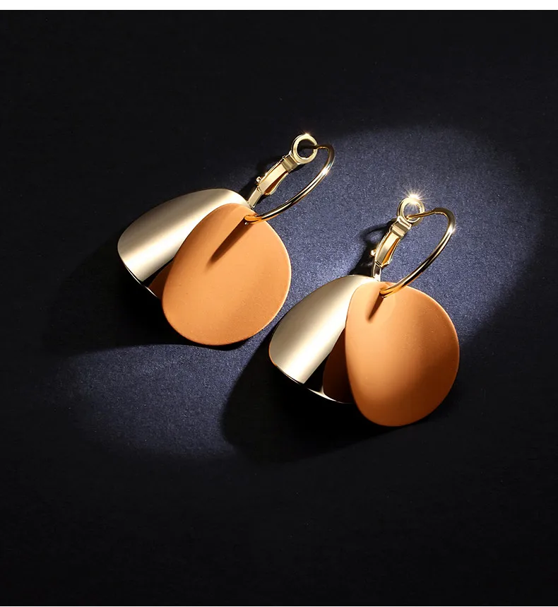 

QTWINDY Fashion Statement Earrings Gold Round Circle Geometric Earrings for Women Punk Metal Earring Trendy Jewelry Elegant