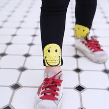 Новинка года; сезон весна; стильные детские брюки с принтом смайлика спереди и сзади; эластичные хлопковые леггинсы; 2105