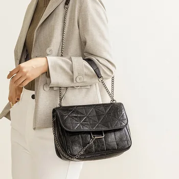 

Bag female bag 2020 new casual wild shoulder messenger bag Korean fashion wandering diagonal cross chain bag