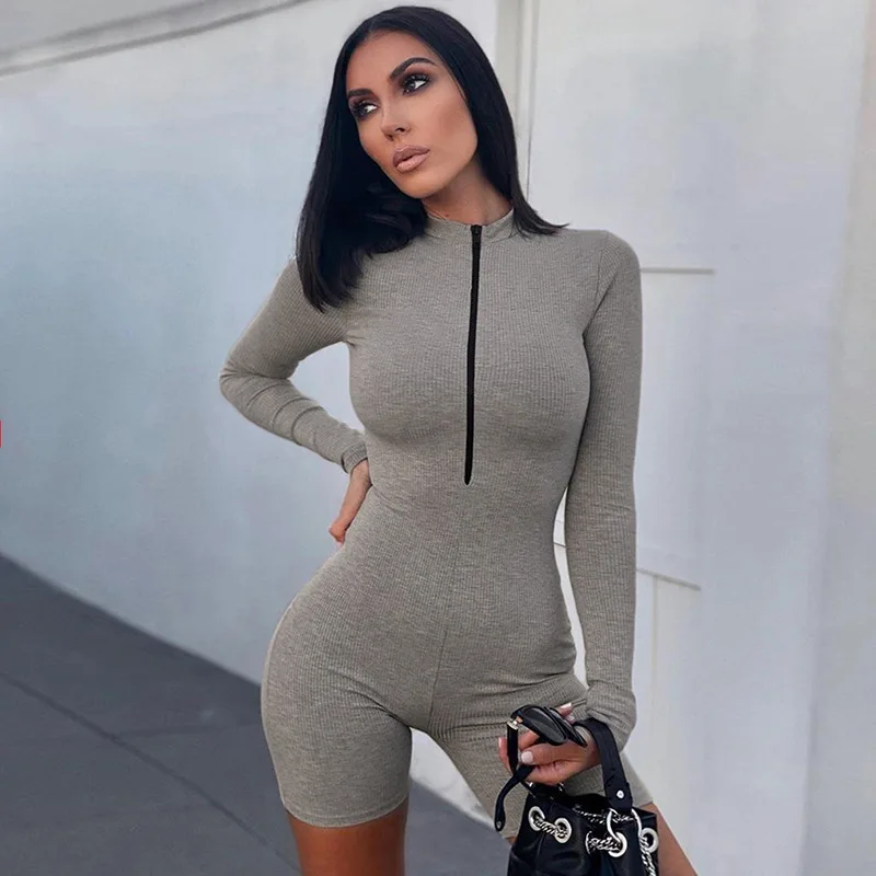 Женский трикотажный комбинезон в рубчик на молнии с v-образным вырезом и длинными