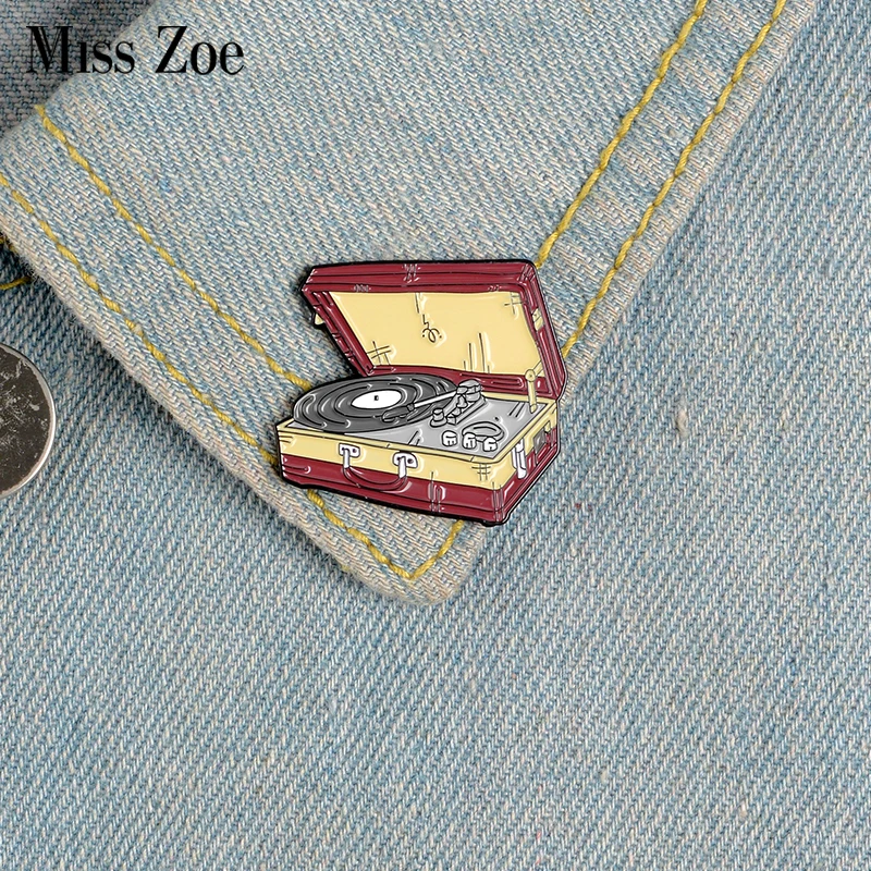 

Vinyl Records Player Enamel Pins Vintage Badge Old-school Brooch Lapel Pin Shirt Bag Cartoon Music Jewelry Gift for Friends