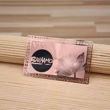 Металлическая карта штрих-кода из розового золота, текстура фона, металлическая карта, вырезанная кромка, бесплатный дизайн и