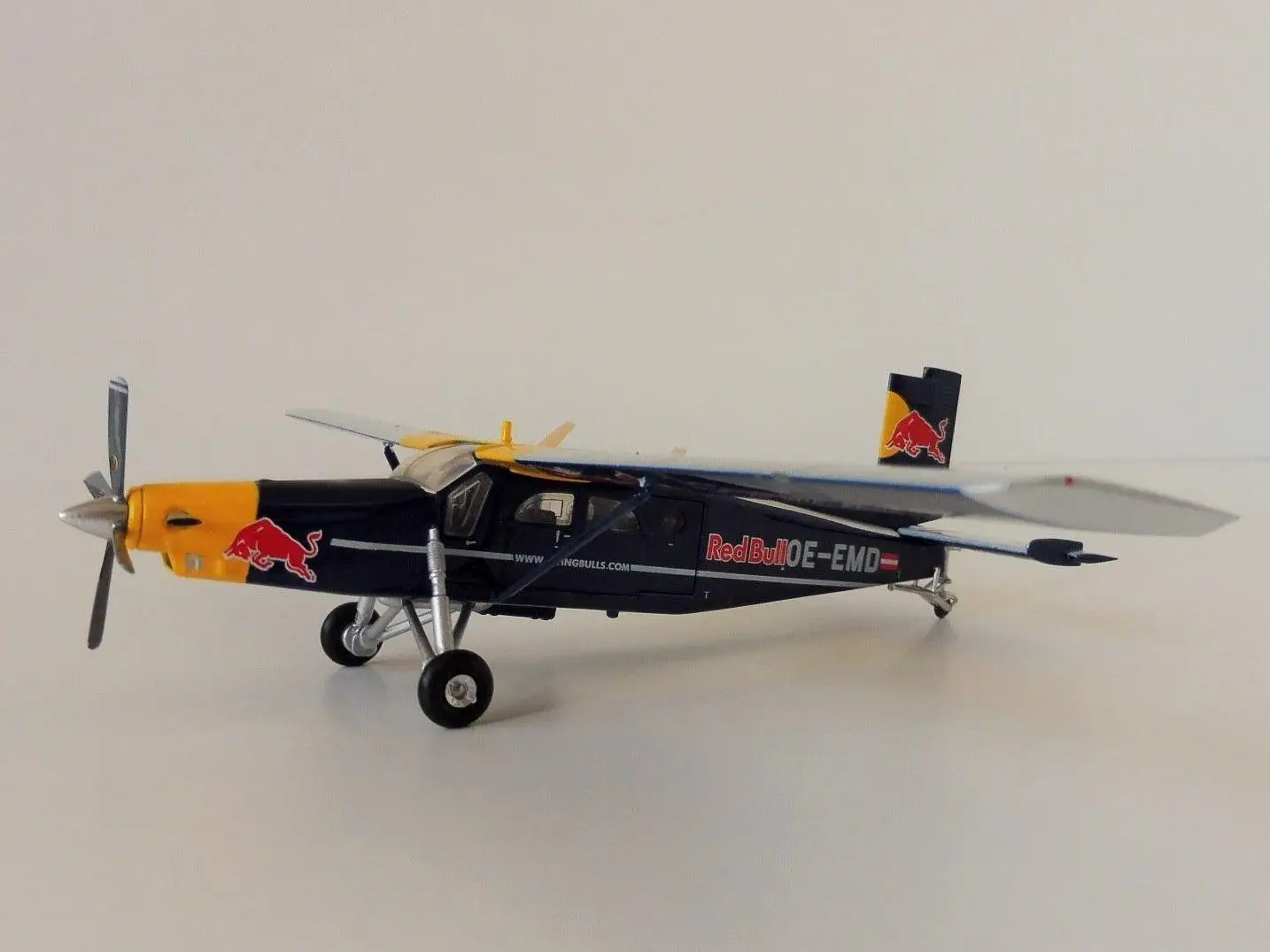 Herpa летающие Быки Pilatus PC-6 турбо Портер 1/72 литой самолет модель самолета