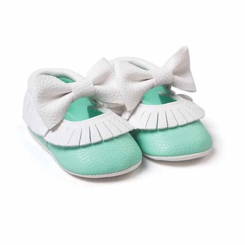 Bebe мокасины для новорожденных детей для маленьких детей с бахромой из искусственной кожи, сезон лето обувь с бантами, на мягкой подошве, детская кроватка, туфли, ползунки 13