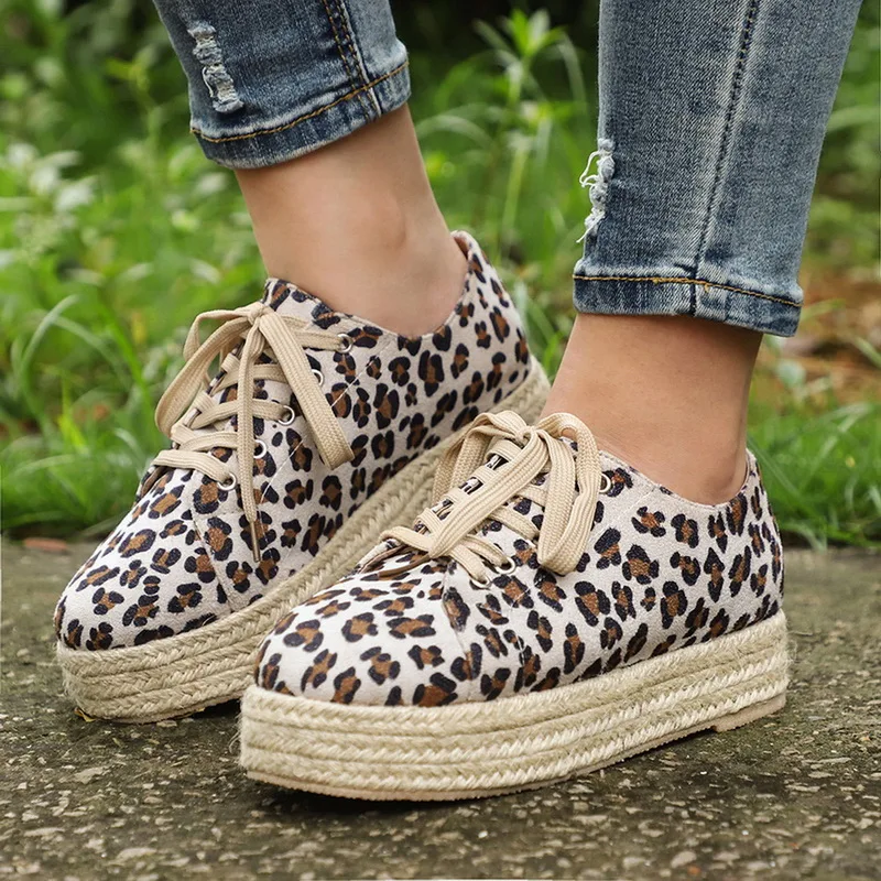 White Leopard Модная женская обувь с леопардовым принтом Новинка года; Повседневная парусиновая обувь на платформе со шнуровкой женские кроссовки; удобная женская обувь на плоской подошве; zapatos de mujer - Цвет: White Leopard