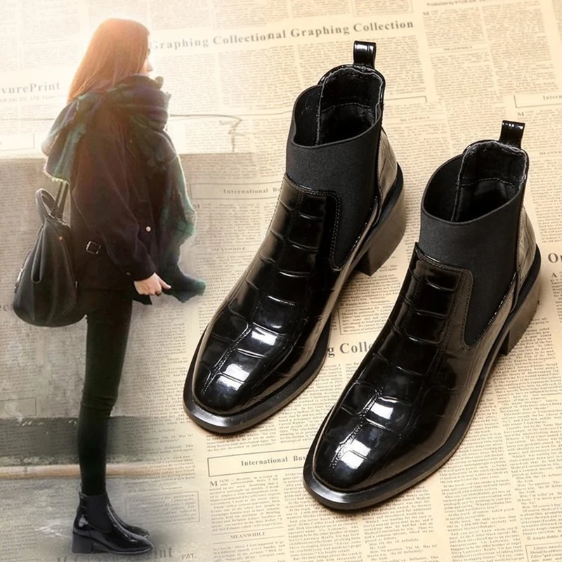 Женские дизайнерские ботинки из лакированной кожи в британском стиле с каменным узором; зимние плюшевые ботинки на массивном каблуке; короткие ботильоны; botas; Новинка