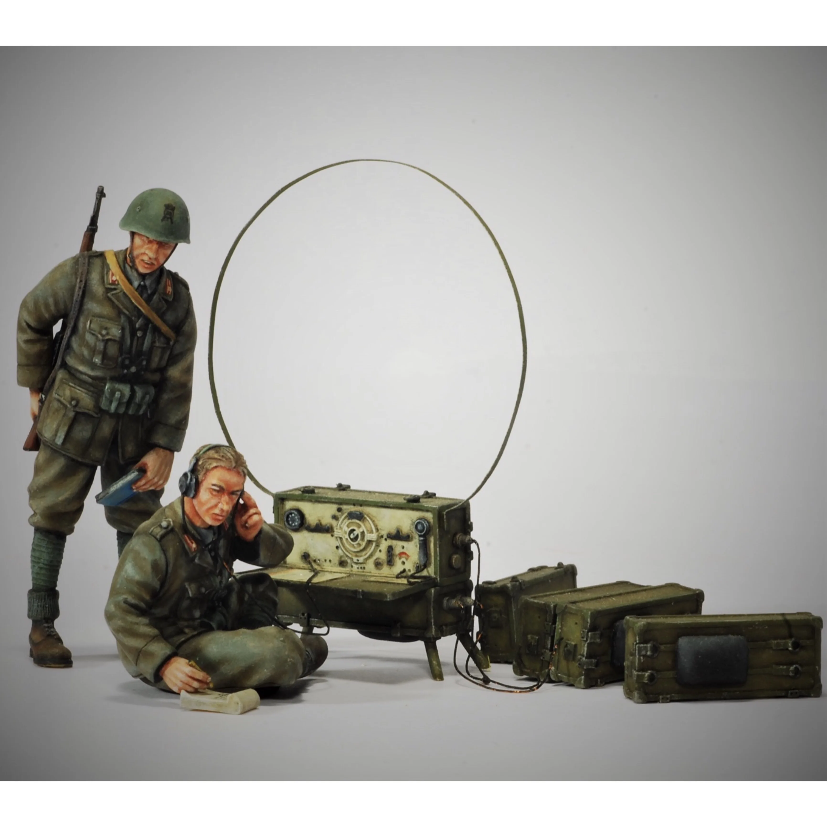 1/35  Resin Model Figure GKï¼ŒTwo people and the radio ,  Unassembled and unpainted kit