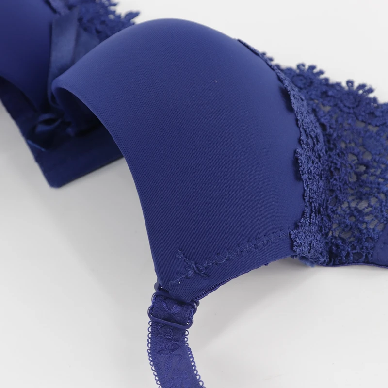 Бюстгальтер на косточках с глубоким V образным вырезом и чашками пуш