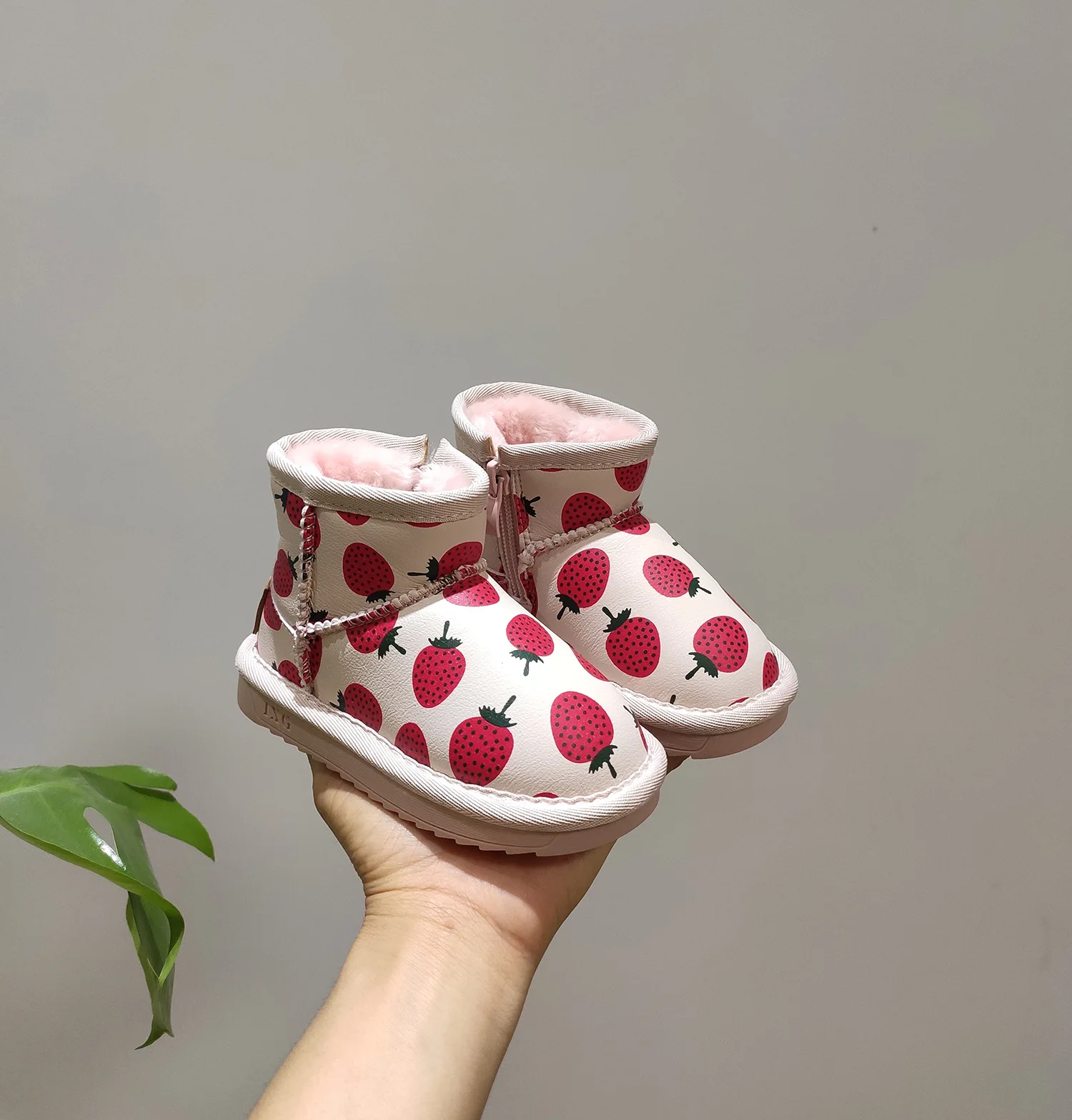 Зимние хлопковые ботинки с рисунком клубники для девочек, детские водонепроницаемые ботинки для катания на лыжах, От 1 до 3 лет ботинки для мальчиков