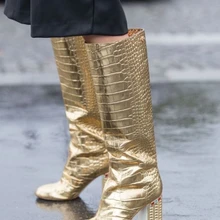 Кожаные сапоги на квадратном каблуке с украшением в виде кристаллов золотистого цвета; сапоги до колена с миндалевидным носком в уличном стиле; модные модельные сапоги; женская обувь; сезон зима-весна