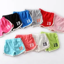 Летние новые стильные детские хлопковые шорты из модала для мальчиков и девочек, маленькие шорты с принтом цифр, 18