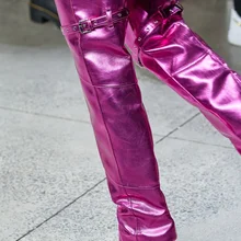 Гладкие зимние сапоги; женские блестящие ботфорты; цвет розовый, красный; однотонная модная женская обувь с острым носком; облегающая обувь на Хэллоуин