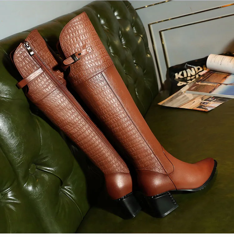 Phoentin/женские сапоги до колена из натуральной кожи; коллекция года; женские ботинки на молнии сбоку; обувь высокого качества на квадратном каблуке с тиснением; FT812