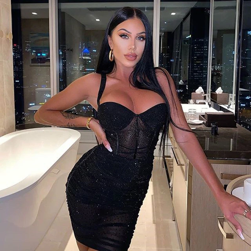 Летнее облегающее платье на бретелях спагетти соблазнительное блестящее