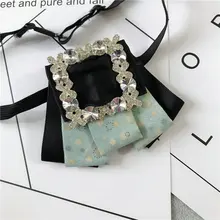 Для мужчин Для женщин для свадьбы или торжественного случая, украшенные вечерние рубашка шеи, с цветочным принтом, в горошек, бант из ленты галстук-платок в британском стиле для жениха с блестящими цветами Украшенные стразами и бантом