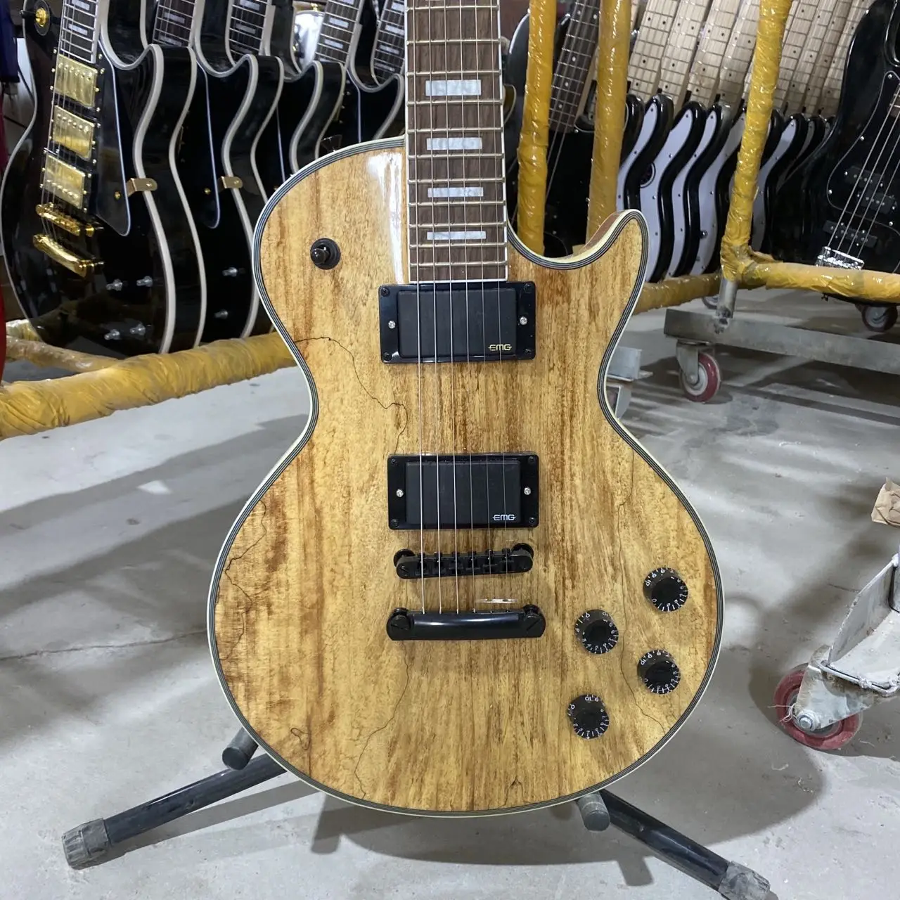 Пользовательская электрическая гитара Burl Maple Top Black Hardware Rosewood фингерборд высокого