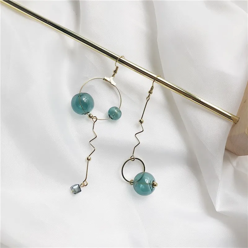 Асимметричные геометрические простые серьги клипсы с зелеными кристаллами для