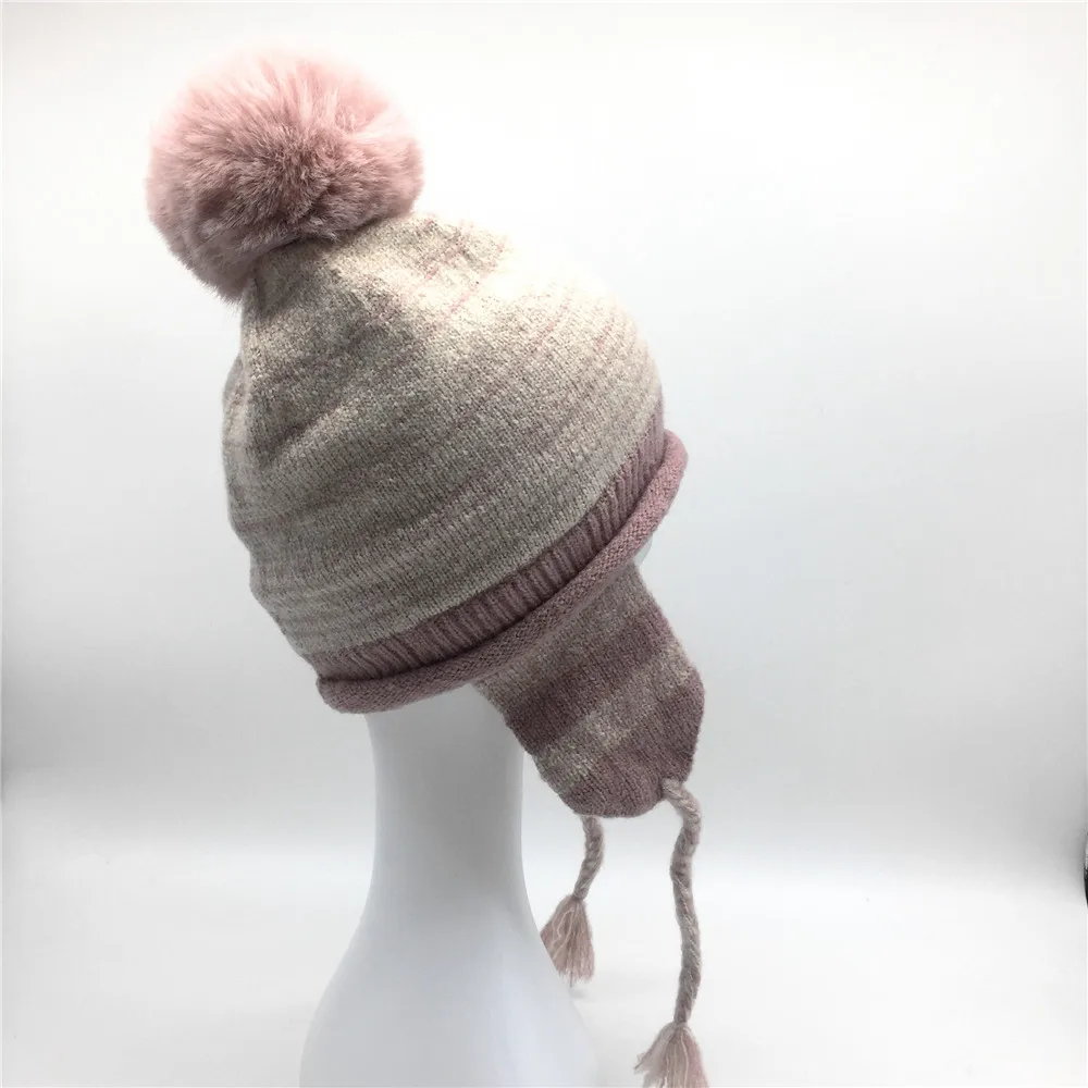 Женская Шапка-бини с помпон с искуственным мехом, однотонная вязаная зимняя шапка для девочек, женская мягкая теплая шапка с наушниками - Цвет: Rose