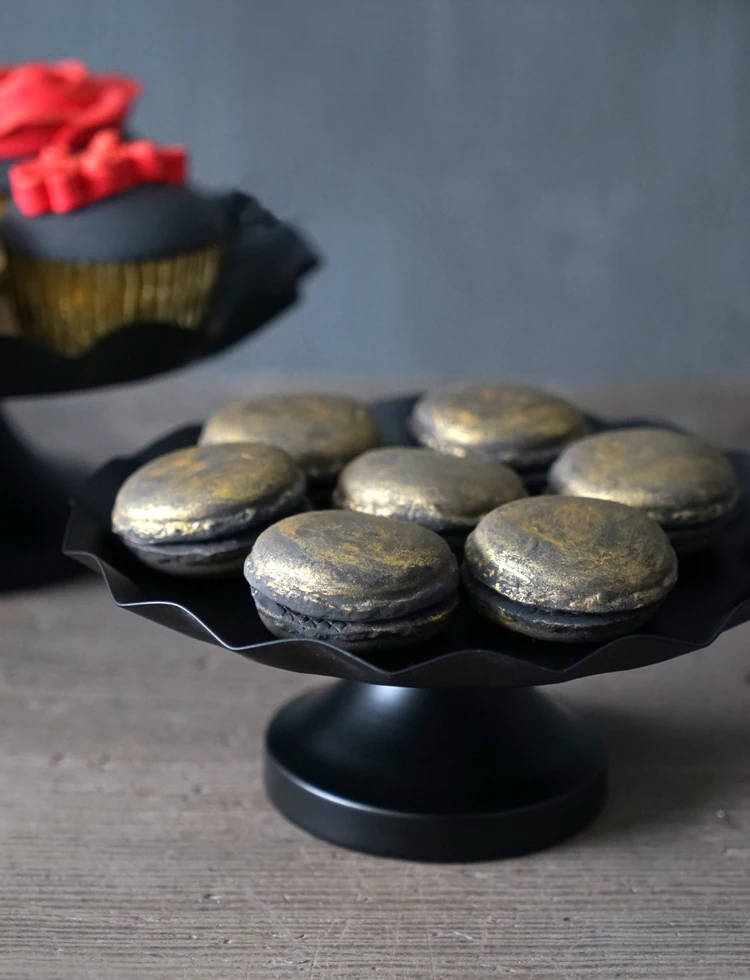 JAROWN Wedding Props Matte Black Cake Stand European Style Retro Gold Silver Fruit Plate Home Decoration Snack Stand Wave Edge Tray (8)