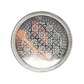 

Bandeja de Alpaca Hecha a Mano en Marrakech, Mide de diámetro 31 cm Aproximadamente. Tiene Patas de 2 cm