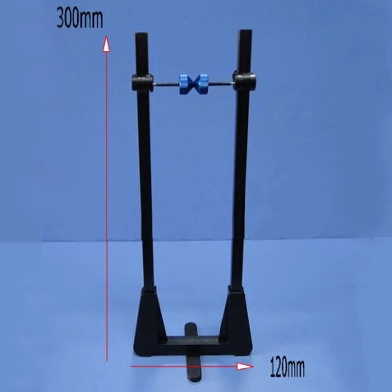 Main tenant l'équilibreur d'hélice magnétique, montrant sa compacité et son design adapté aux hélices de drones.