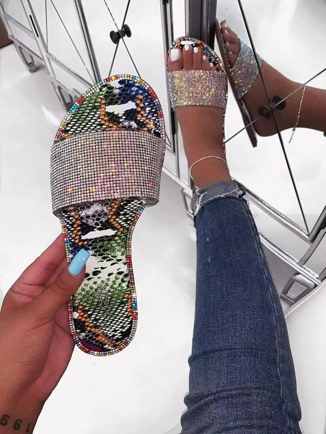 

New Outdoor beach shinny diamond rhinestone flat slippers 2019 summer new comfortable and durable datting slippers sandals