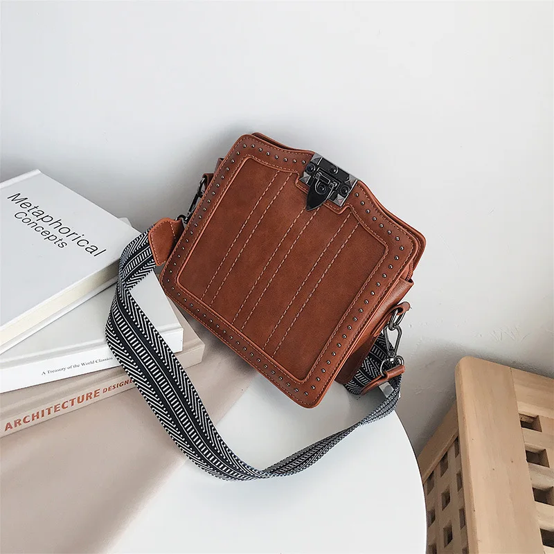 Женский фирменный дизайн, сумка-мессенджер с одним замком сзади, модная маленькая квадратная сумка с широкополосными заклепками - Цвет: brown