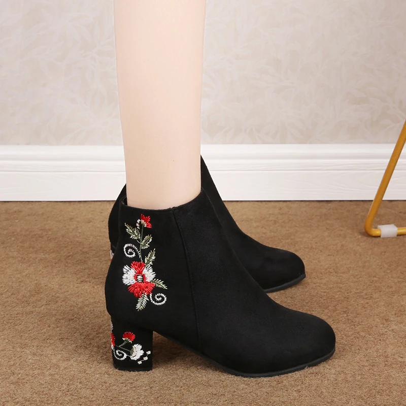 Новые женские ботинки; Зимние Теплые ботильоны с вышивкой в винтажном стиле; популярные модные туфли-лодочки на квадратном каблуке с цветочным принтом; женская замшевая обувь на молнии