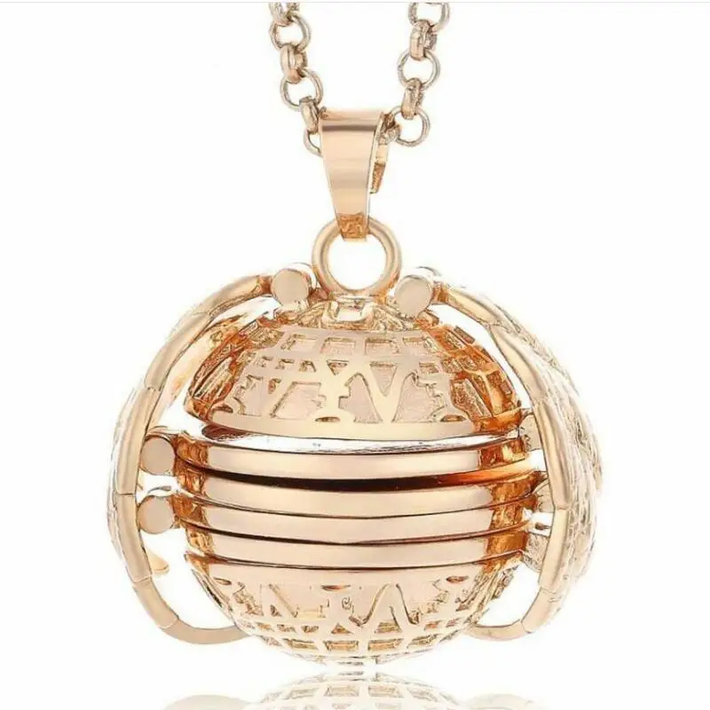 

Hot Selling Retro Multilayer Folding-Open Pendant Multilayer Angel Wings Locket Put 4 Photos