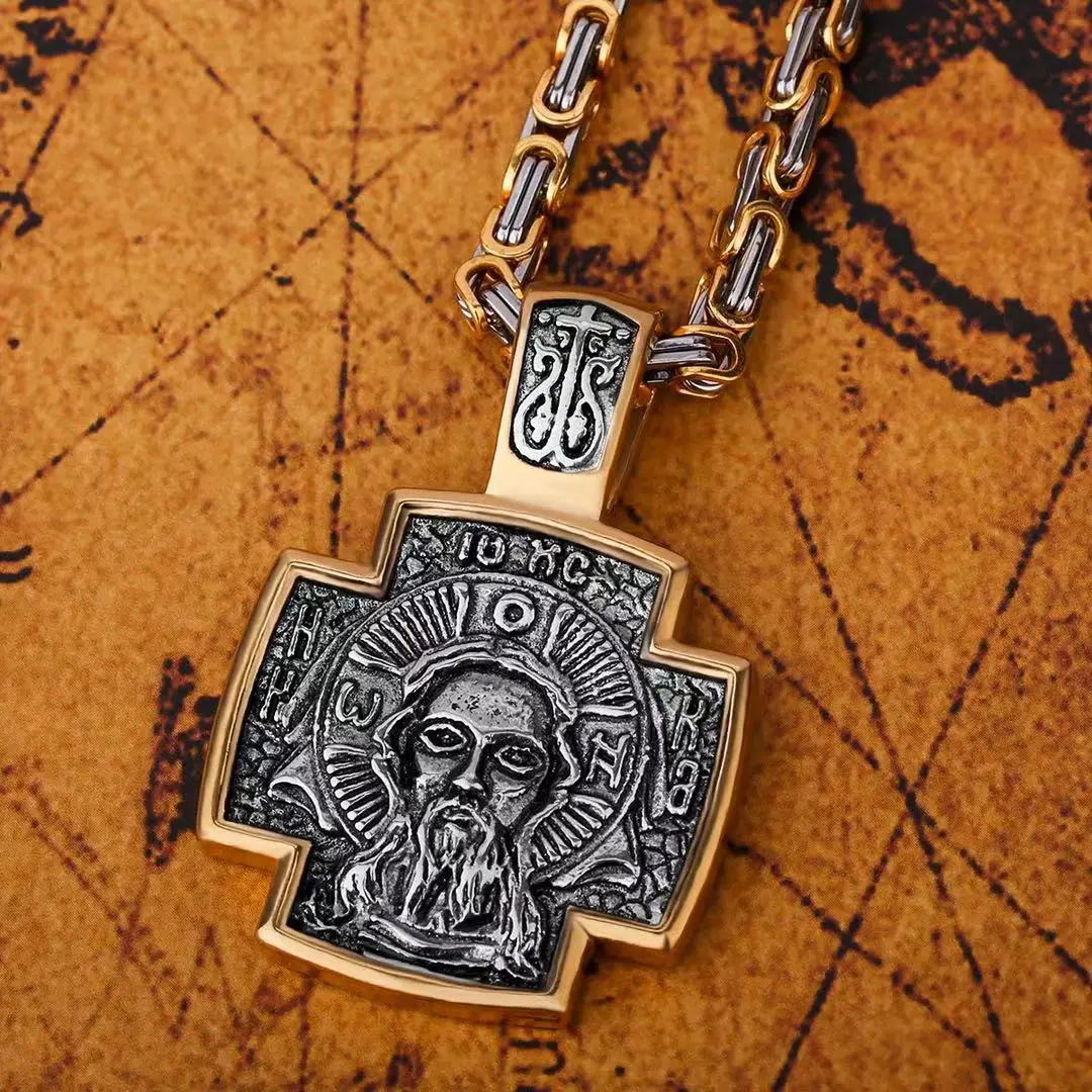 Nahaufnahme der Gravur und der robusten Gliederkette des orthodoxen Kreuzes.