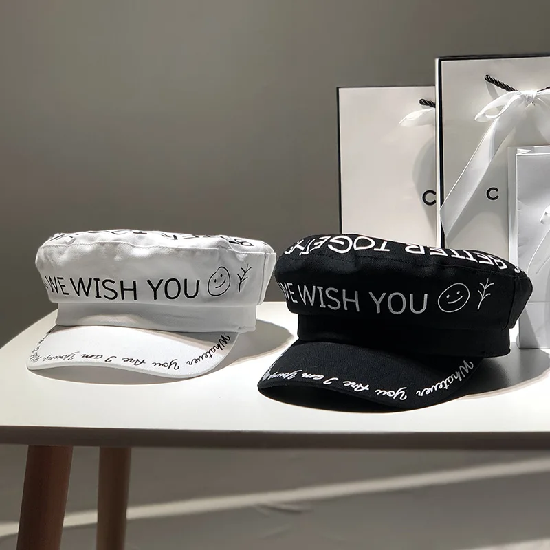 Женский плоский берет в стиле милитари красный сетчатый со смайликом и буквенным