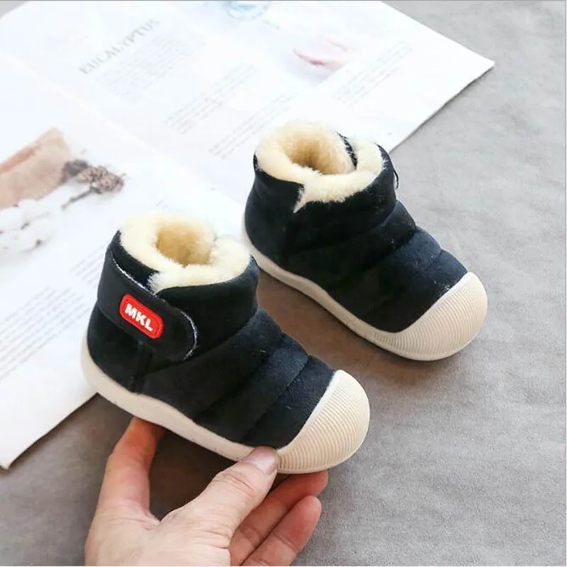 Зимние плюшевые теплые ботинки для маленьких мальчиков и девочек; детские ботинки на толстой мягкой подошве; нескользящие ботинки для малышей - Цвет: Black