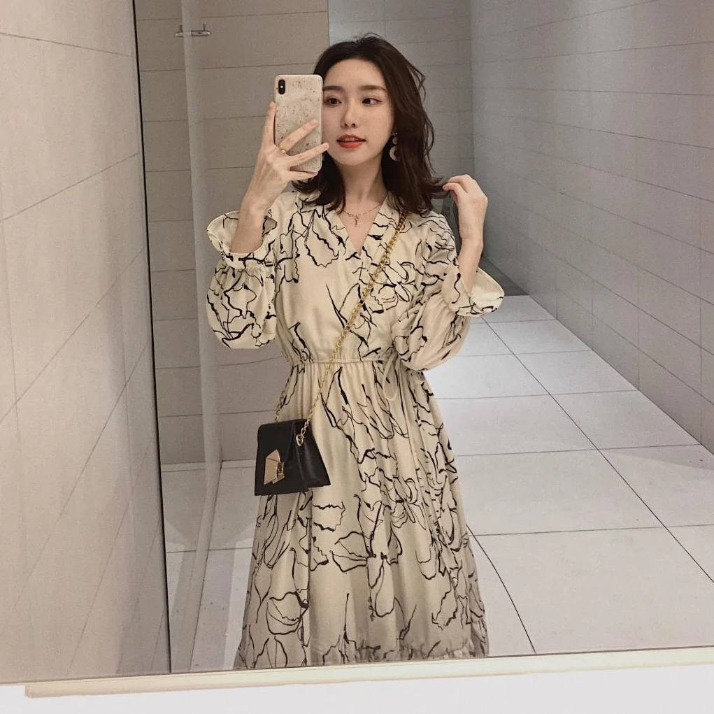 

Photo Shoot INS Chiffon Beige Hand-Painted Flower V-neck Waist Hugging Bell Sleeve Very Fairy of Non-mainstream Flounced Dress W