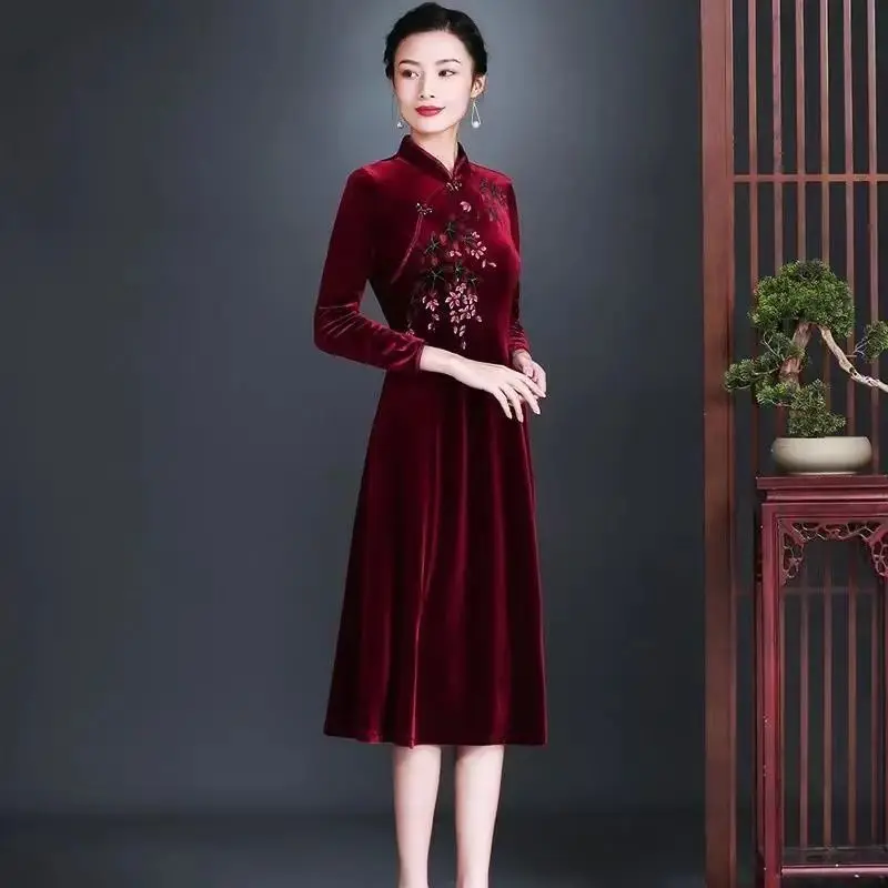

Autumn Winter Velvet Mid-length Cheongsam Burgundy Chinese Traditional Qipao Sexy Elegant Slim Fit Party Embroidery New Dress