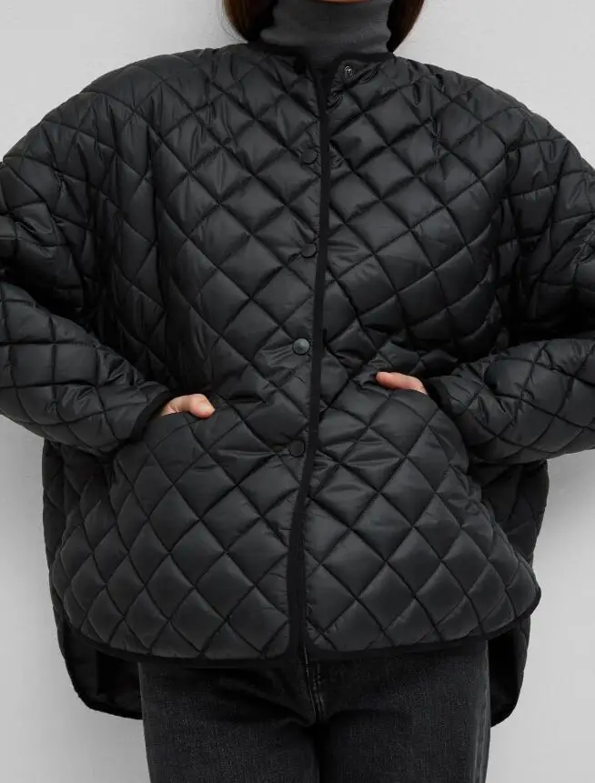 Черная Дублинская стеганая куртка негабаритных асимметричных стеганых пальто с передними кнопками с карманами с длинными рукавами